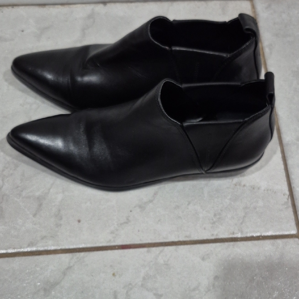 Kendall & Kylie Sleek Black Slip-On Loafers